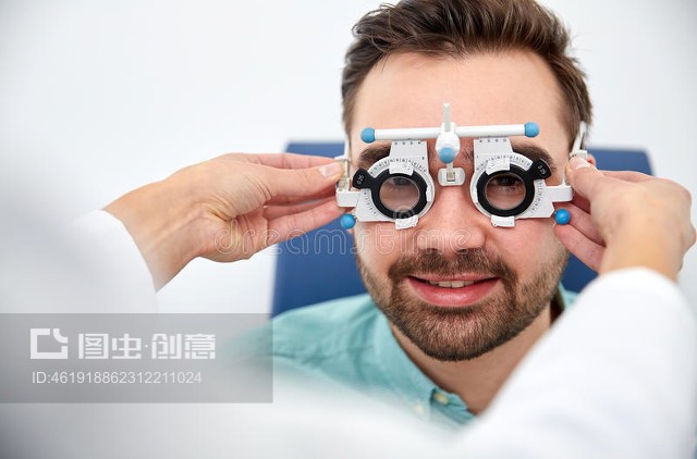 配镜师带试镜框和诊所病人Optician with trial frame and patient at clinic